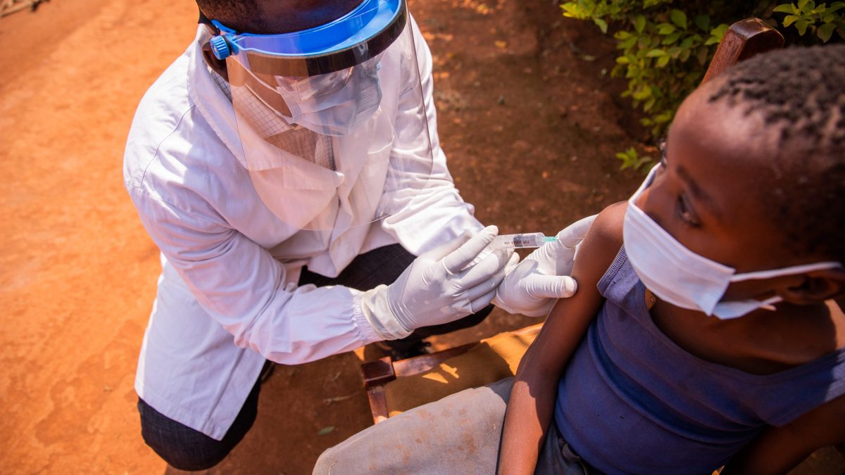 Operatore sanitario durante una campagna vaccinale in Africa. Il nuovo rapporto OMS avverte che il rischio di nuove pandemie globali è in crescita.