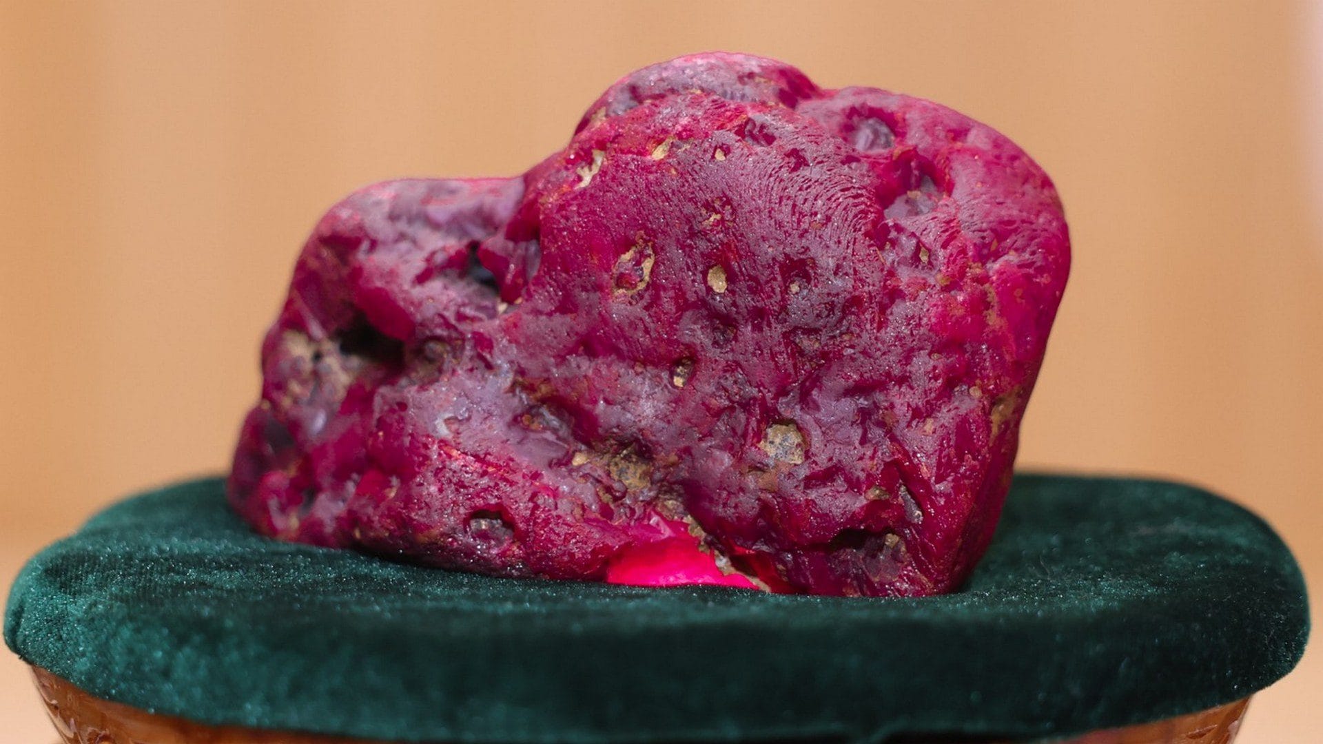 Straordinario rubino da 2,2 kg e 11.000 carati trovato nella valle di Mogok, in Myanmar: "Valore inestimabile"