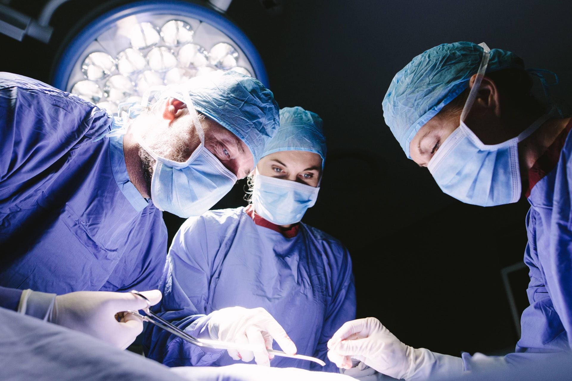 Le flatulenze possono contaminare una sala operatoria: il dottor Karl Kruszelnicki indaga in uno studio su BMJ