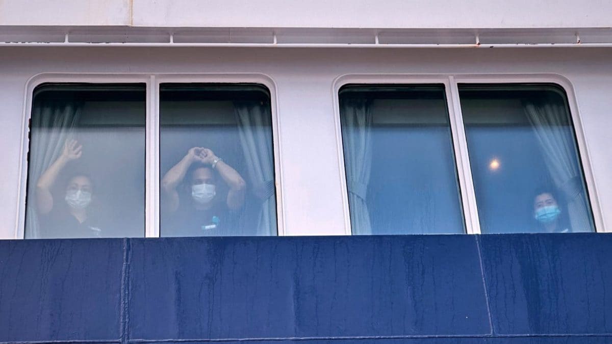 Alcuni passeggeri all’interno della nave MV Hondius