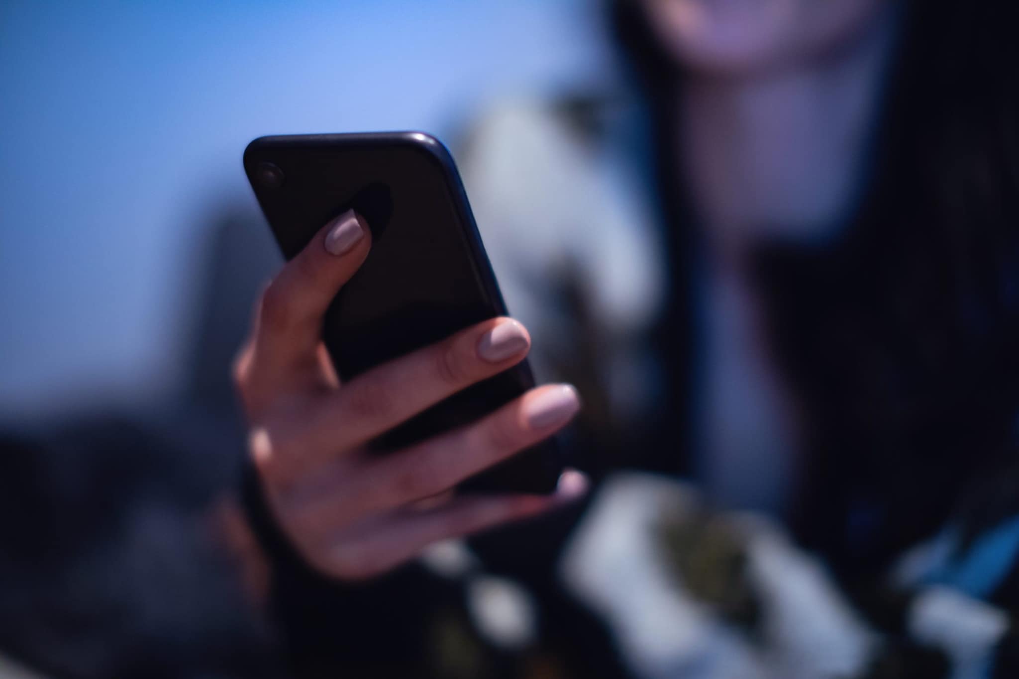 Uccisa dallo stalker mentre la polizia attendeva i dati dai colossi tech: la storia di Kristil Krug