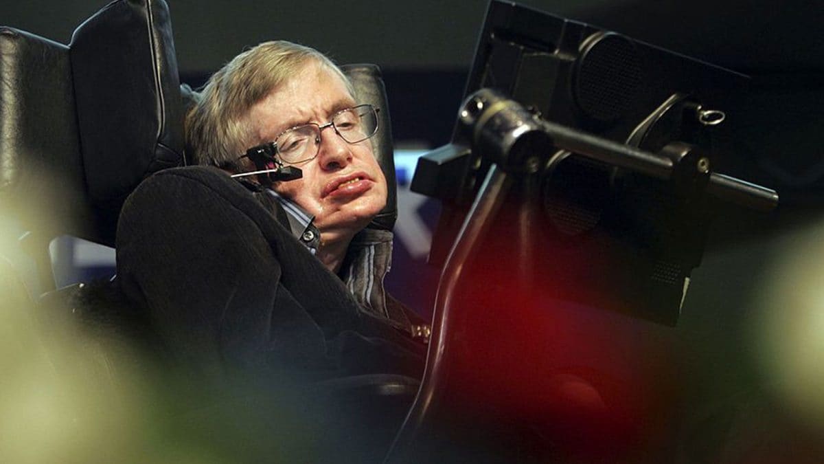 Stephen Hawking in una foto d’archivio. I diari in codice scritti dal padre di Frank Hawking, imasti per decenni non decifrati, ricostruiscono gli anni della diagnosi di SLA ricevuta dal fisico nel 1963.