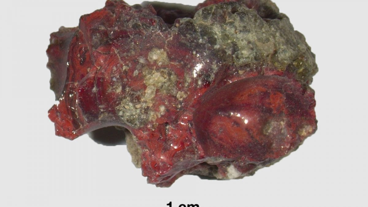 La trinitite rossa prodotta dalla prima esplosione atomica della storia contiene il clatrato di calcio, rame e silicio descritto nello studio pubblicato su PNAS / credit: Università di Firenze