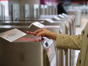 “Rischio multa se non clicchi qui”, la Polizia Postale denuncia i falsi sms da Atac e Atm: come riconoscerli
