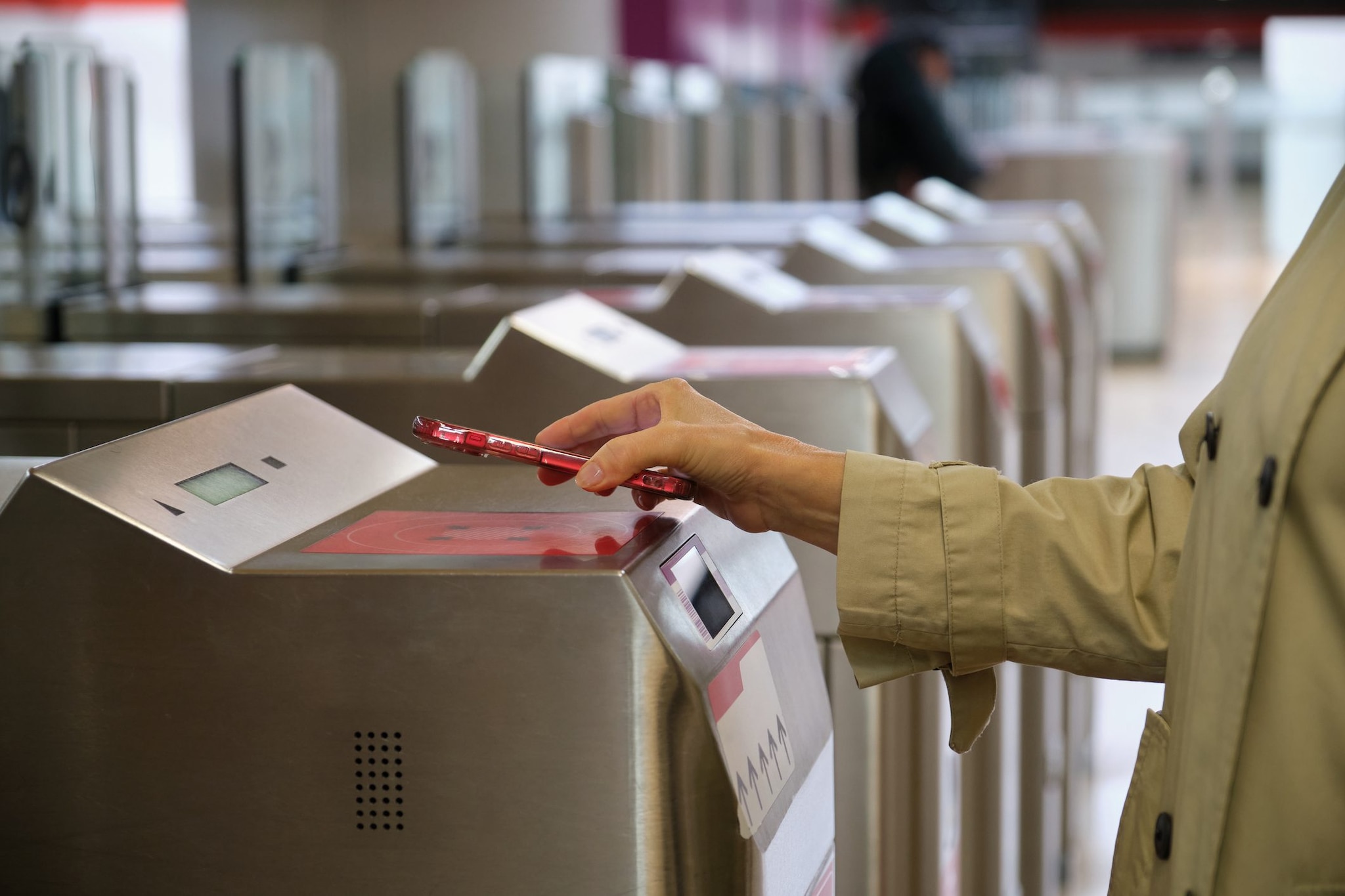 "Rischio multa se non clicchi qui", la Polizia Postale denuncia i falsi sms da Atac e Atm: come riconoscerli