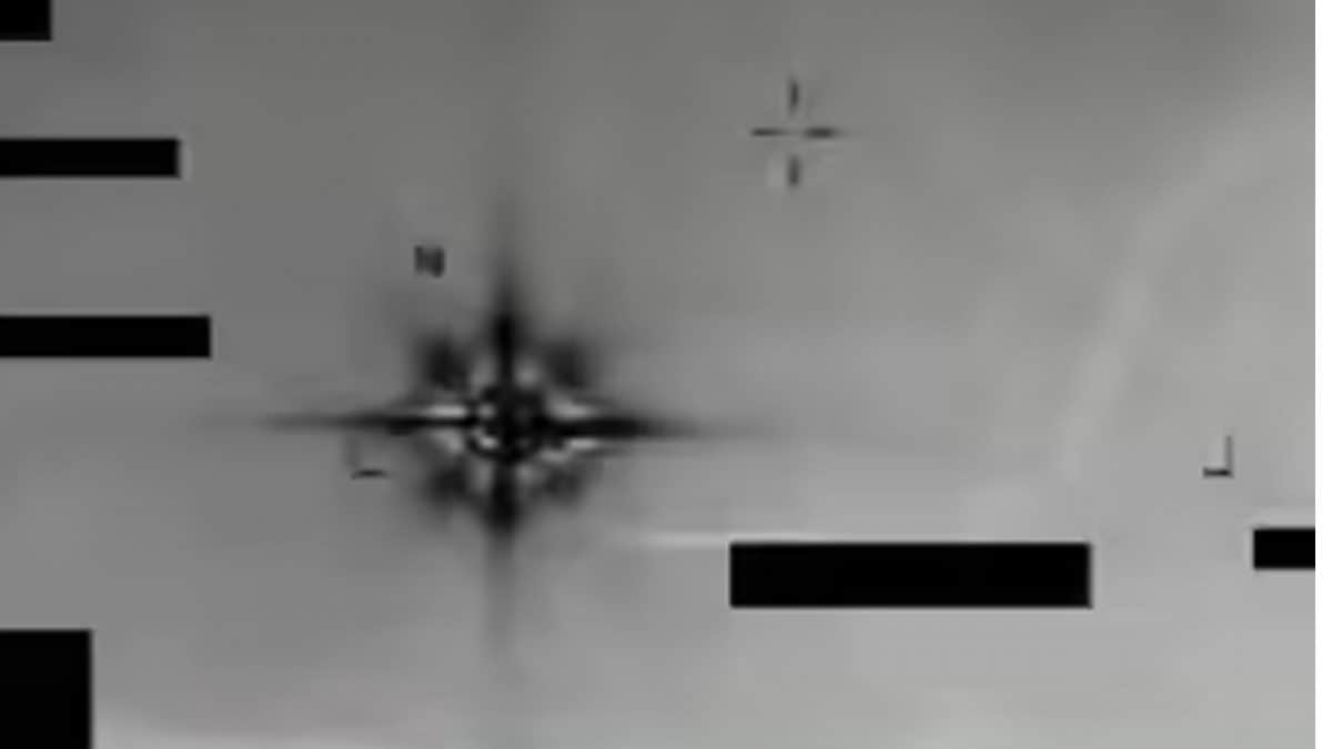 Un frame tratto da uno dei video militari inclusi nei dossier UFO/UAP desecretati dal Pentagono