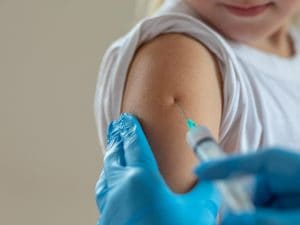 Vaccini con alluminio, “Nessuna evidenza di gravi effetti sulla salute”. Lo studio canadese