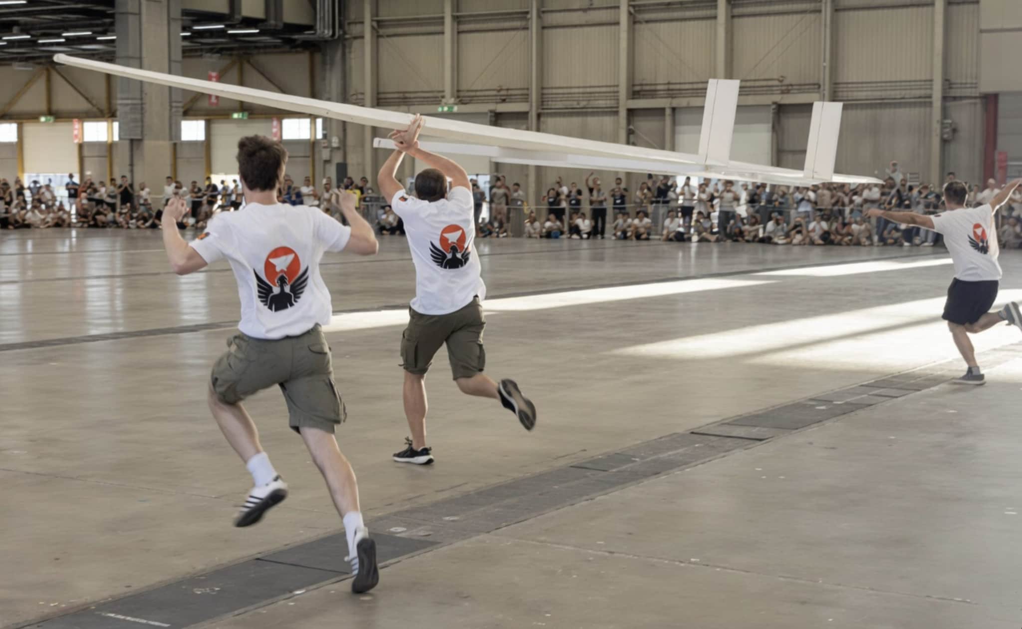 Il lancio dell’aeroplano di carta più grande del mondo: la storia italiana del Progetto Icarus
