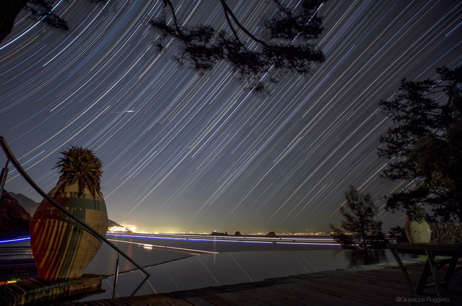 Star trail con bolide. Credit: Giuseppe Ruggiero