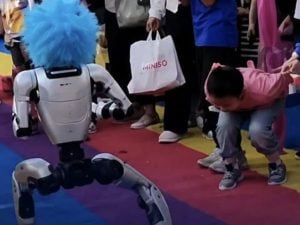 Il robot che prende a calci un bimbo in Cina ci fa