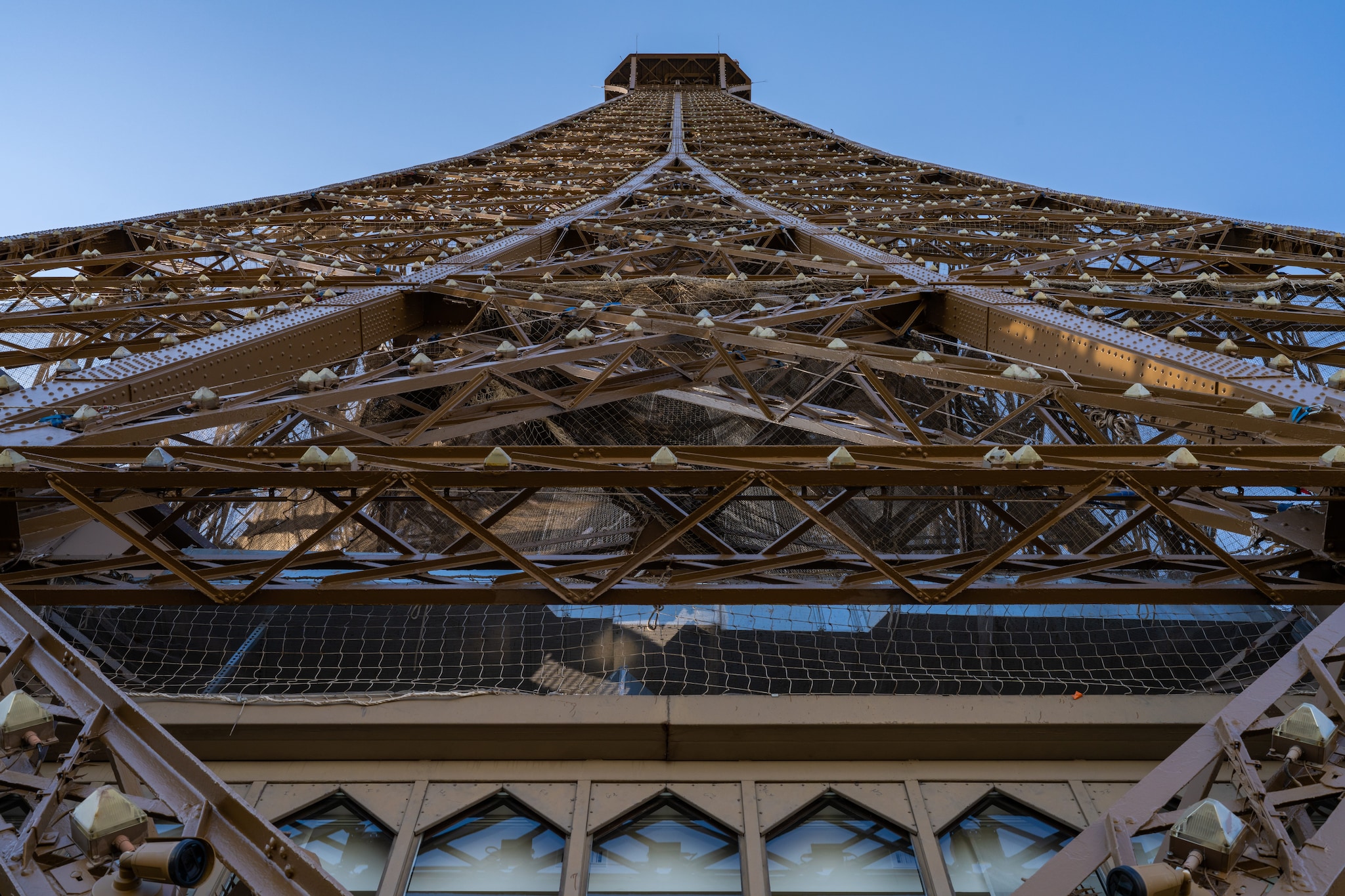 Fa così caldo che pure la Tour Eiffel si è alzata, qualcuno dice di 15 centimetri