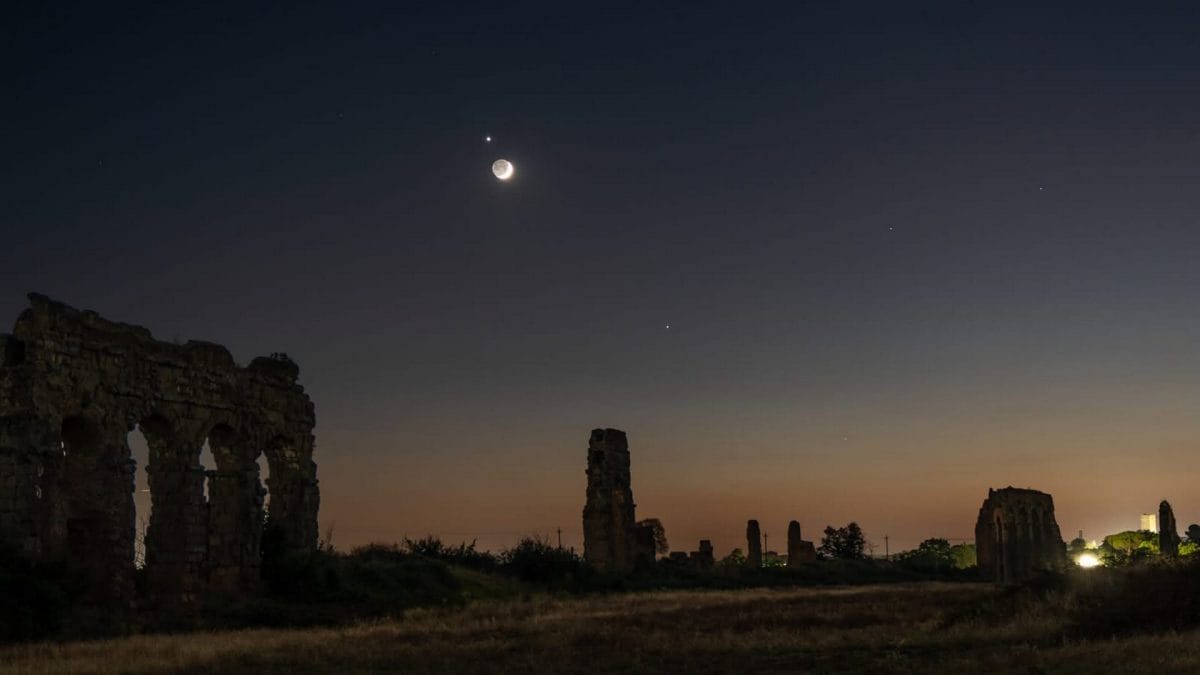 Il bacio della Luna a Venere sul Parco degli Acquedotti a Roma. Credit: Simeone Pendolo