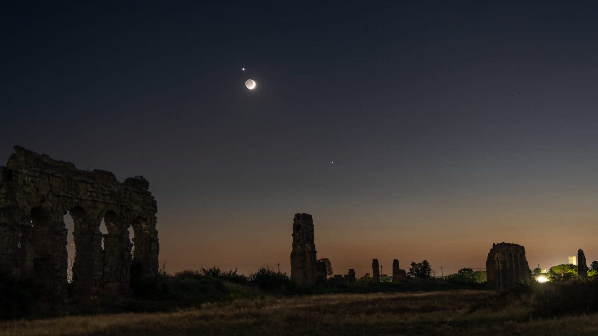 Le foto meravigliose del bacio della Luna a Venere sul Parco degli Acquedotti a Roma: stasera lo spettacolo continua