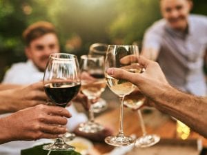 Meno di un bicchiere di vino al giorno associato a un rischi