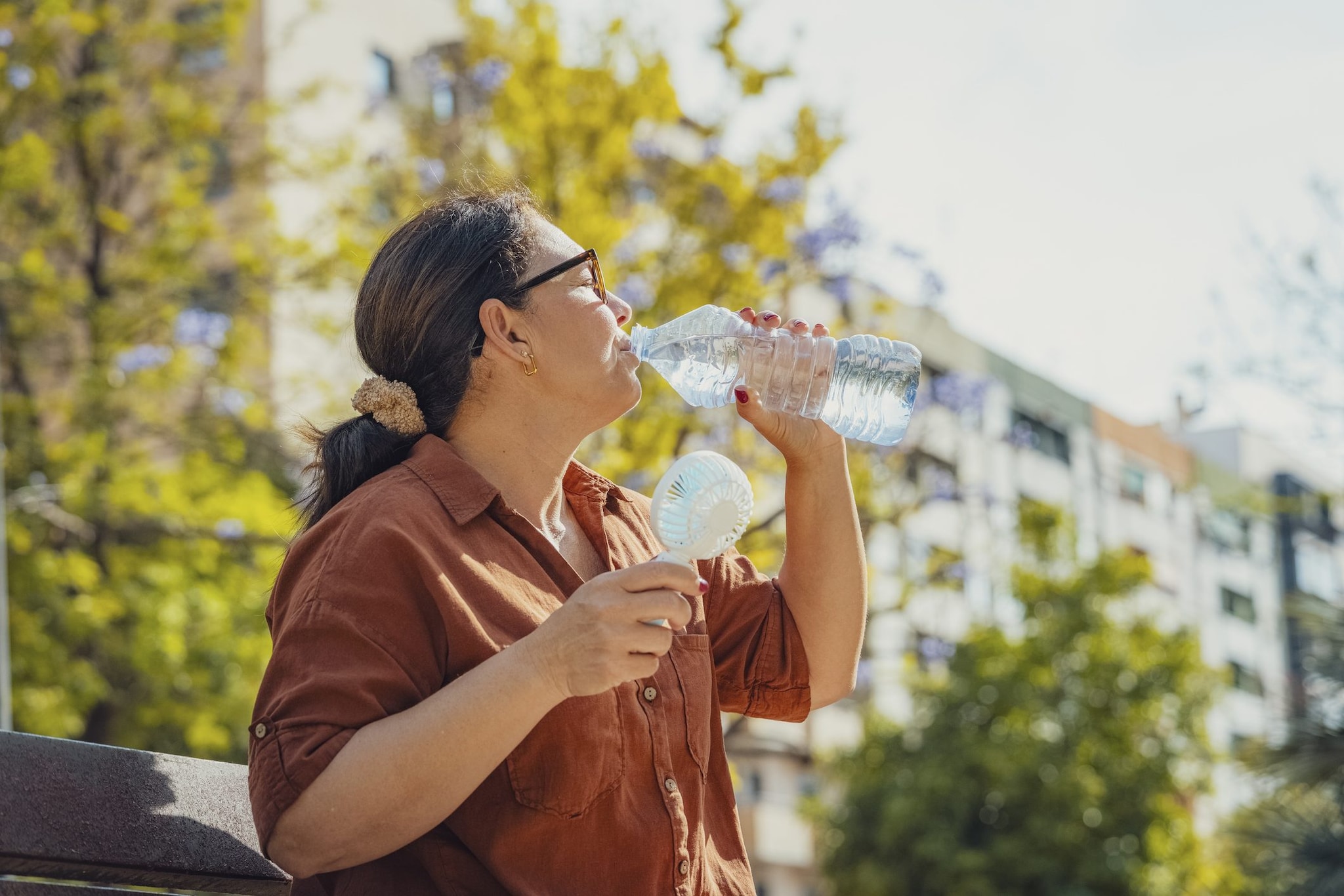 Cosa succede al corpo con il caldo di queste settimane: disidratazione, cali di pressione e cuore sotto stress
