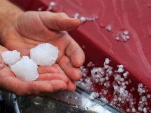 Grandine più pericolosa per la crisi climatica: “Chicchi olt