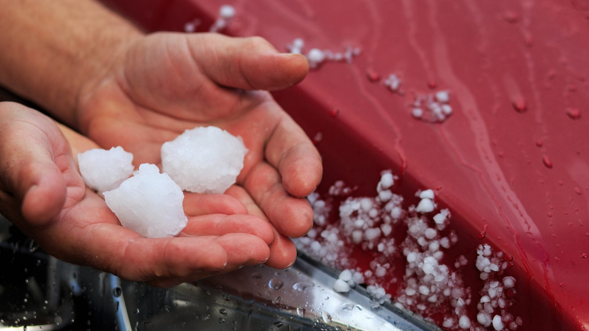 Grandine più pericolosa per la crisi climatica: "Chicchi oltre i 3 cm più frequenti". Lo studio su Nature