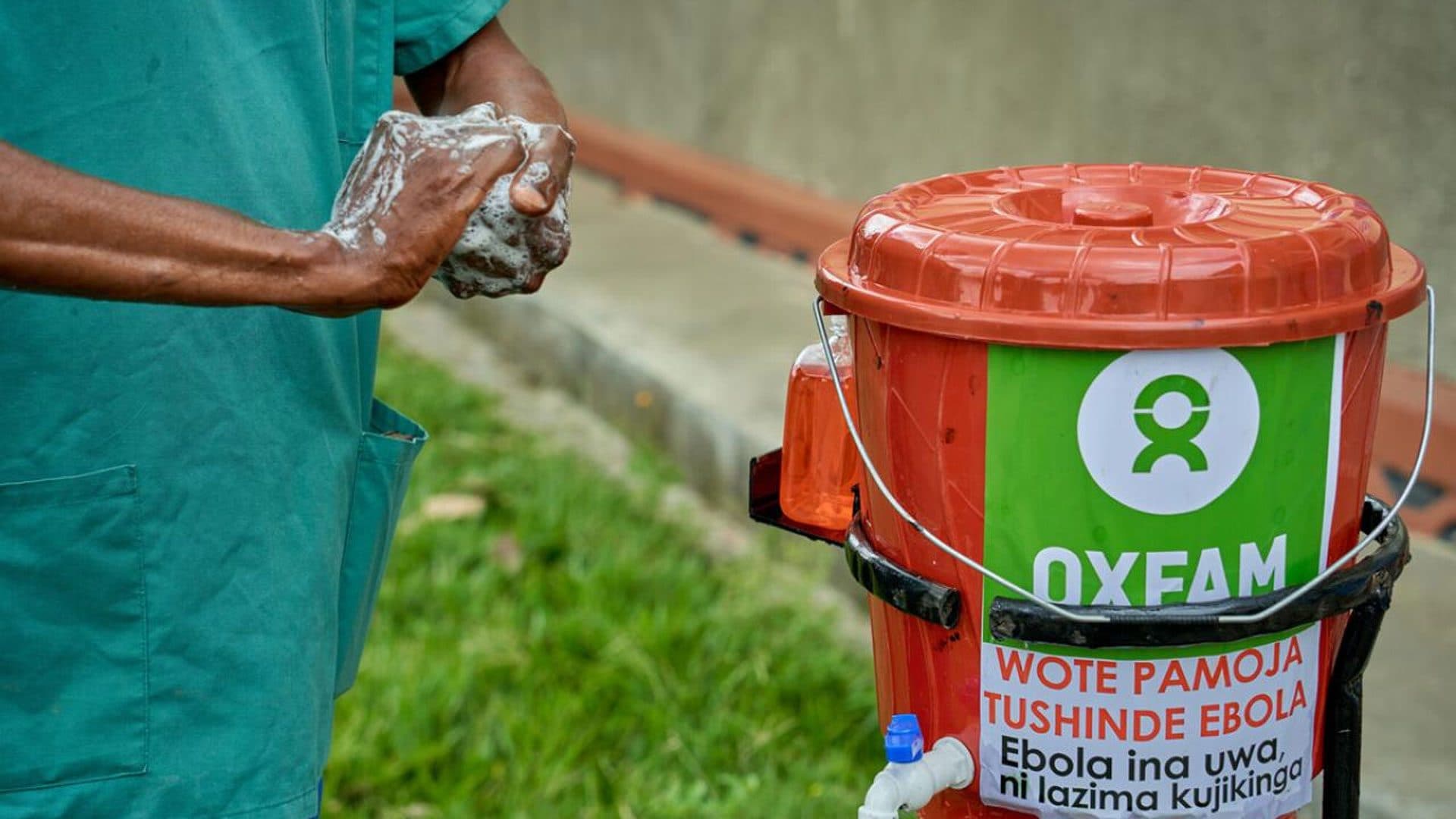 Una postazione per il lavaggio delle mani installata da Oxfam nella Repubblica Democratica del Congo.