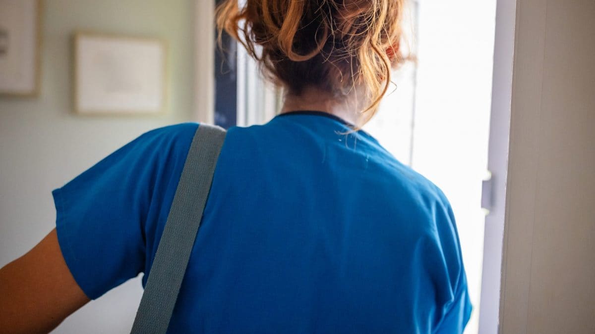 L’infermiera Penny Senner è stata radiata dall’albo dopo le dichiarazioni rese a una paziente riguardo ai vaccini contro il Covid–19.