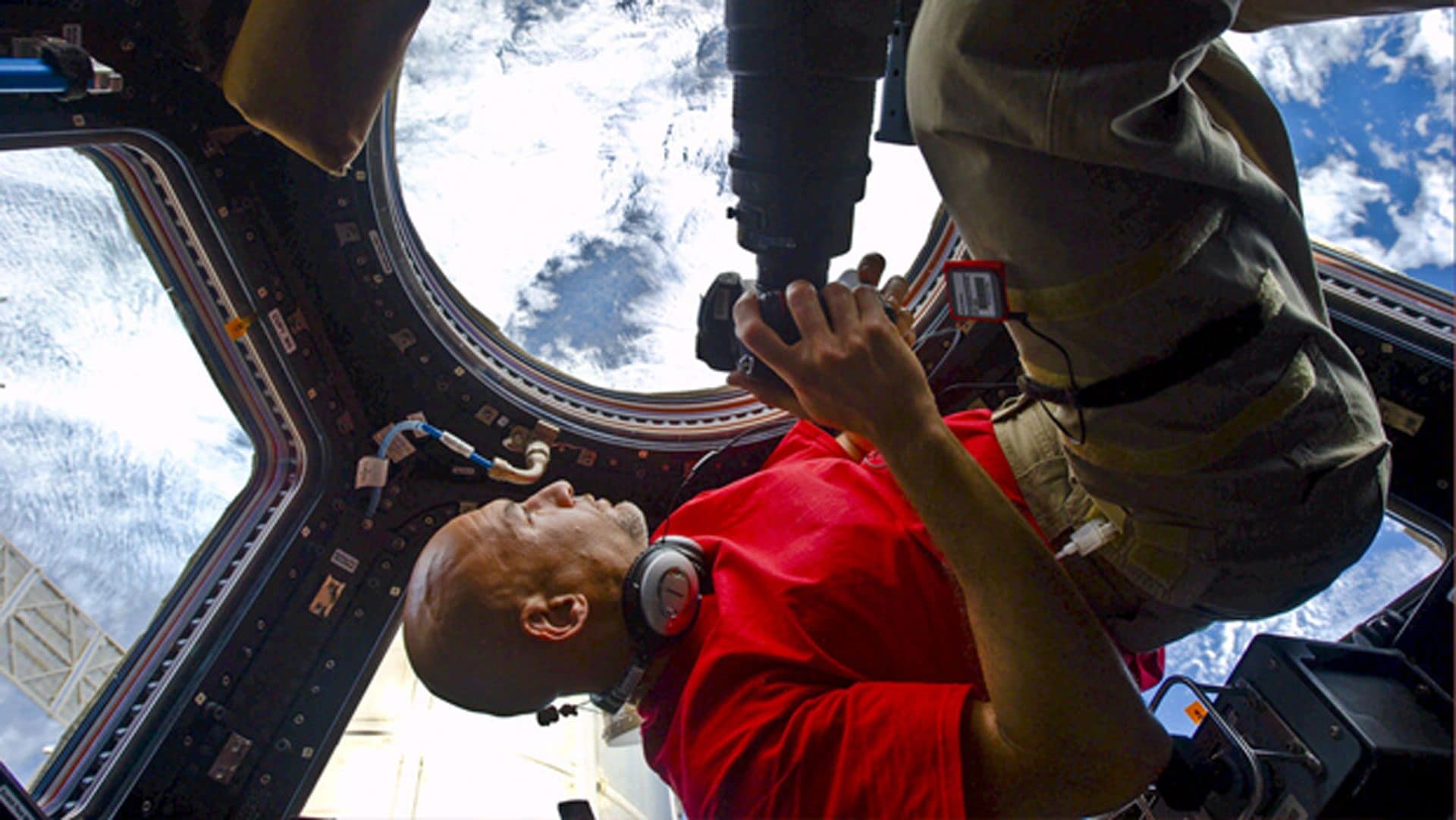 Luca Parmitano nella Cupola della ISS, il modulo di osservazione panoramico della Stazione Spaziale Internazionale. Credit: ESA/NASA