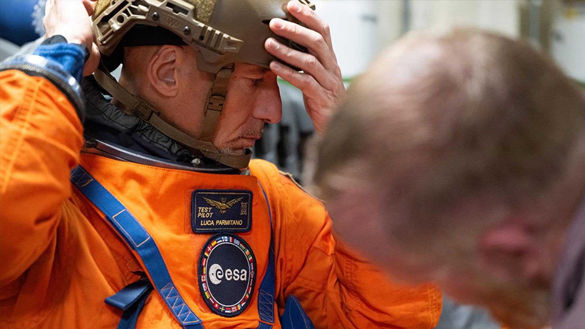 Luca Parmitano durante l’Underway Recovery Test 12, l’esercitazione della NASA dedicata alle procedure di recupero degli equipaggi del programma Artemis. Credit: NASA/Joel Kowsky