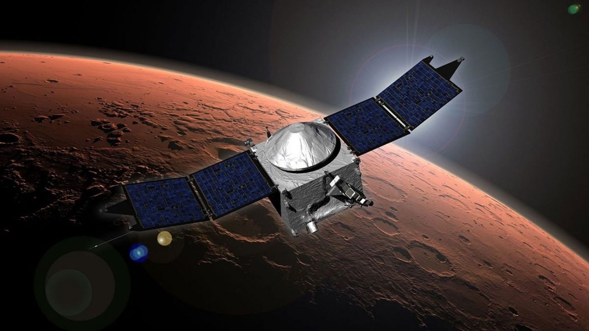 Illustrazione della sonda MAVEN della NASA in orbita attorno a Marte. Dopo la perdita definitiva dei contatti, il veicolo è destinato a cadere sul pianeta / Credit: NASA/GSFC