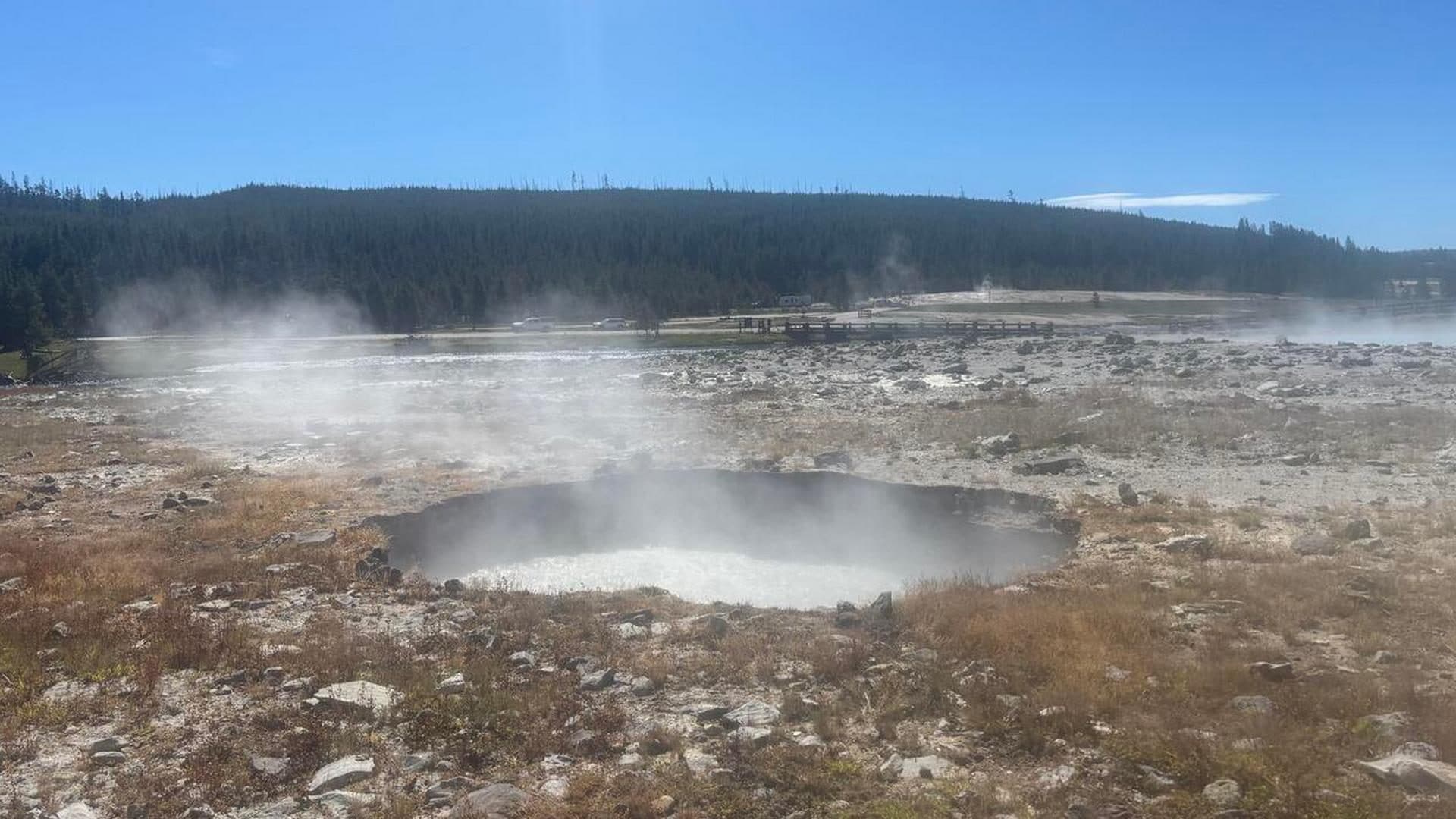 Yellowstone, apparsa all'improvviso una voragine piena d'acqua bollente: i geologi hanno rischiato di finirci dentro