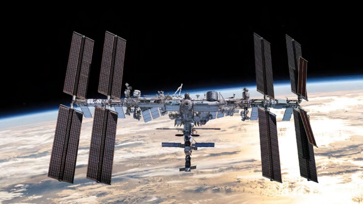 La ISS in orbita terrestre. Le perdite d’aria nel modulo russo Zvezda hanno portato la NASA ad adottare misure precauzionali poi revocate / Credit: NASA