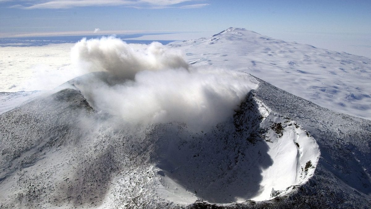 Il Monte Erebus, il vulcano antartico che ogni giorno disperde nell’atmosfera microscopiche particelle d’oro. Foto: United States Antarctic Program.