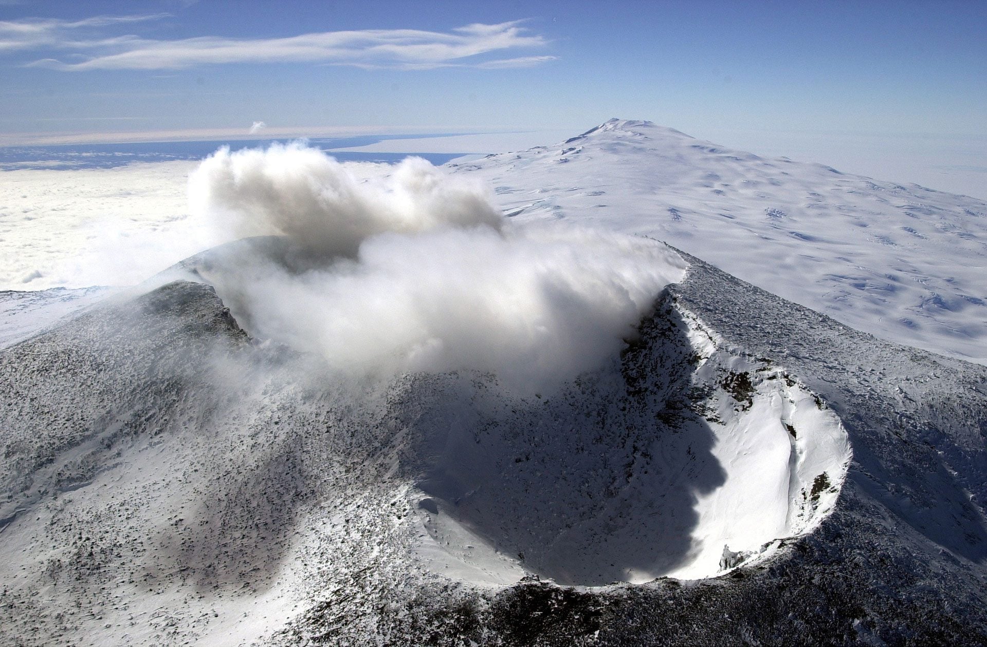 Erebus, il vulcano attivo più a sud del mondo erutta ogni giorno polvere d’oro