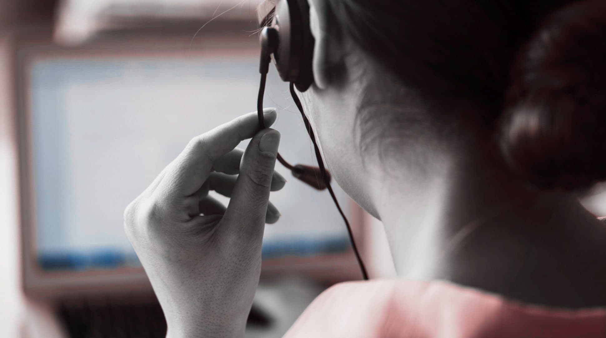 Anna, impiegata nel call center: "Ci sentiamo carne da macello. Ora l'IA sta cancellando il mio lavoro"