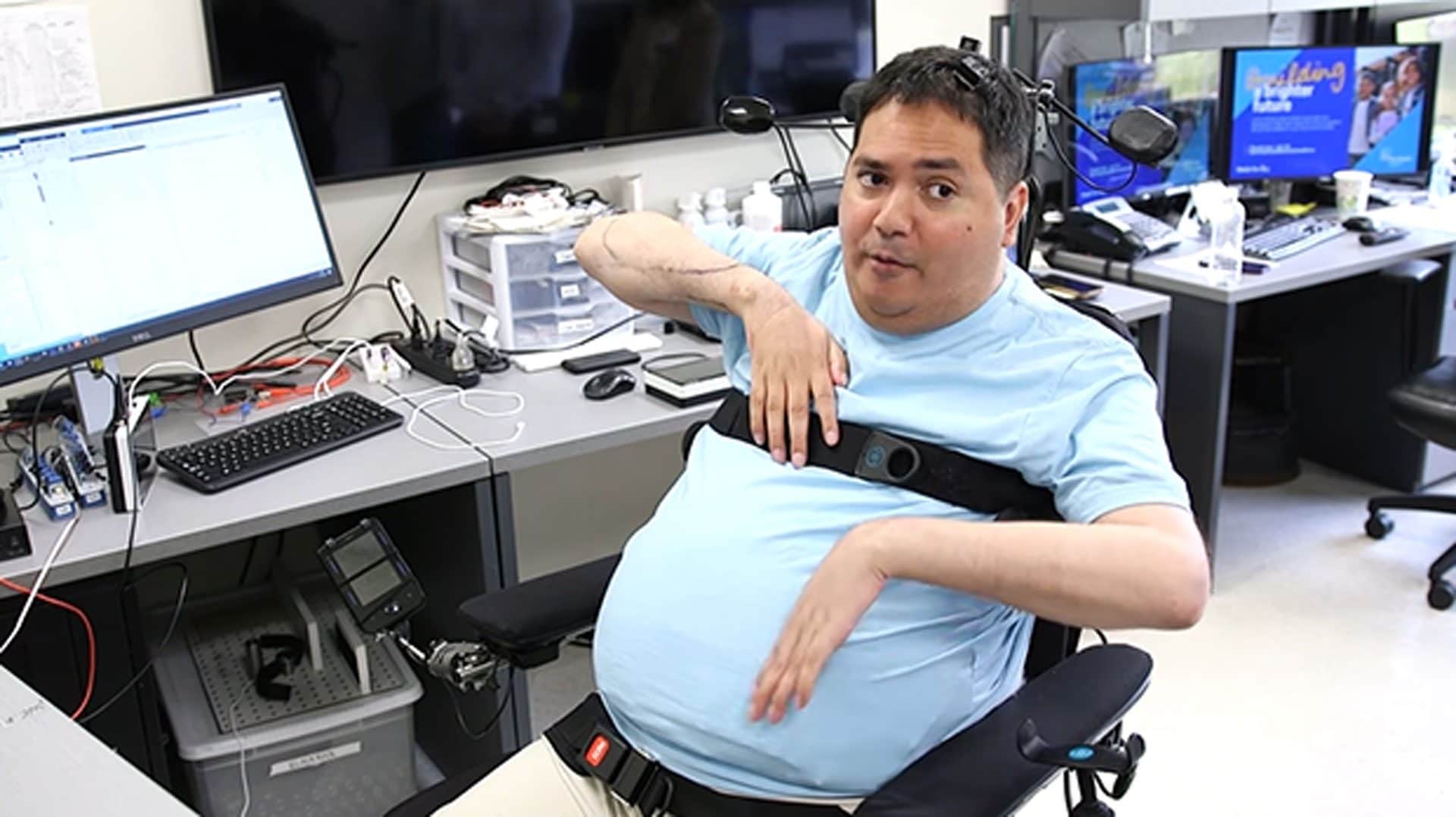 Keith Thomas, tetraplegico da 6 anni torna a muovere mani e braccia grazie a un “doppio bypass neurale”