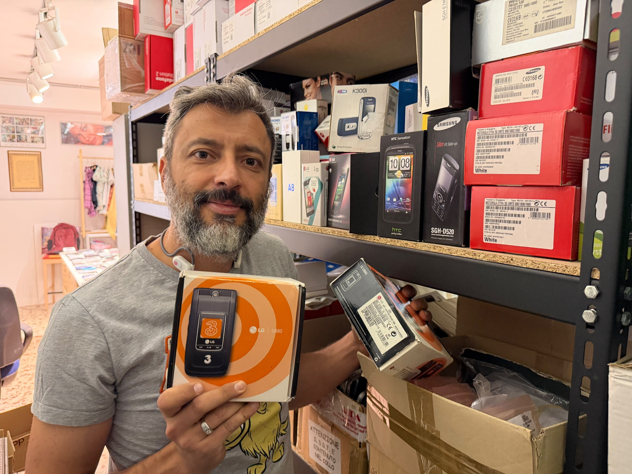 Luca, collezionista di vecchi telefonini: “Ne ho 5.000, tutti con i tasti. Il più prezioso è un Olivetti”