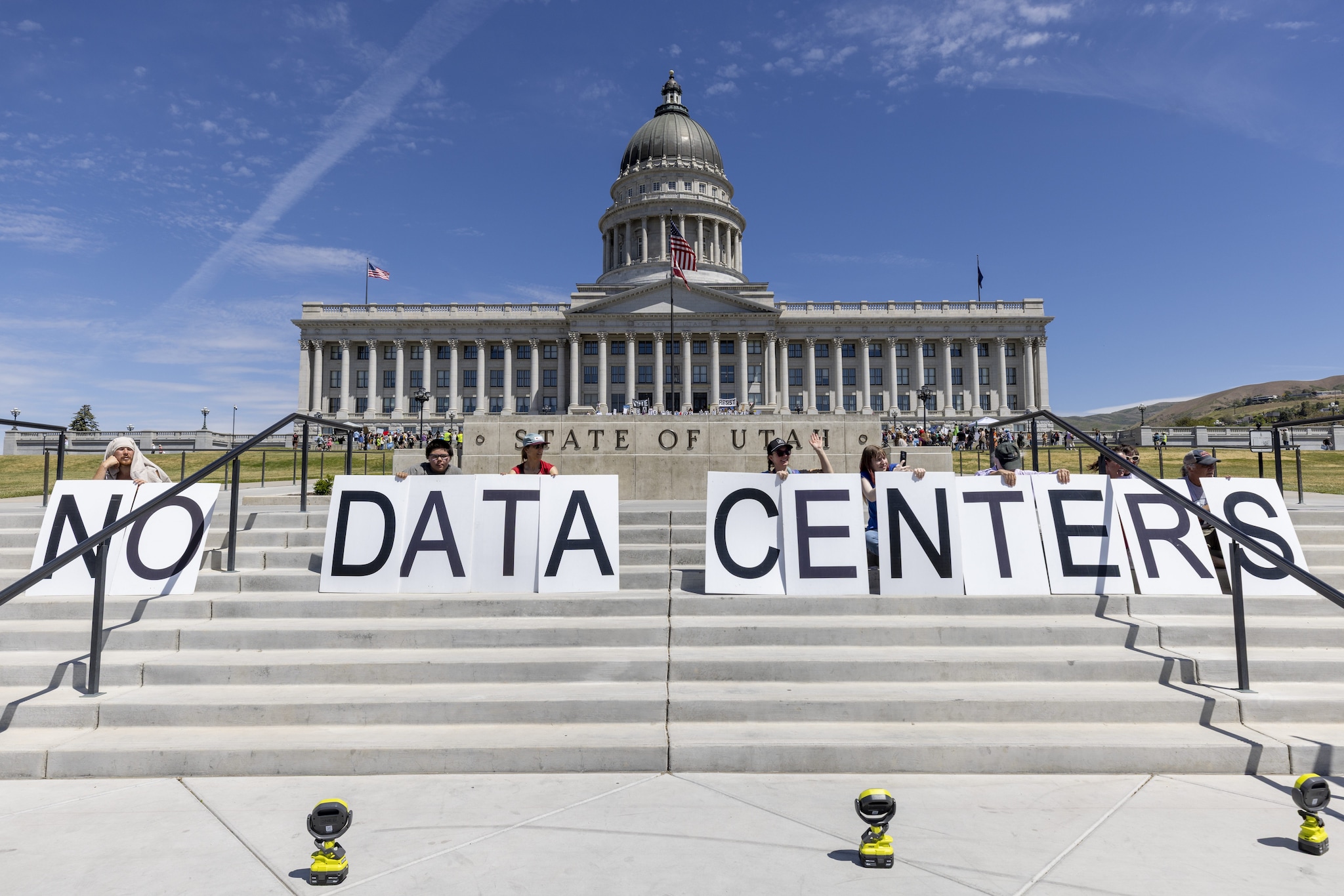 L'IA non ci ruberà il lavoro ma ora il problema sono i data center: crescono le proteste in Italia e nel mondo