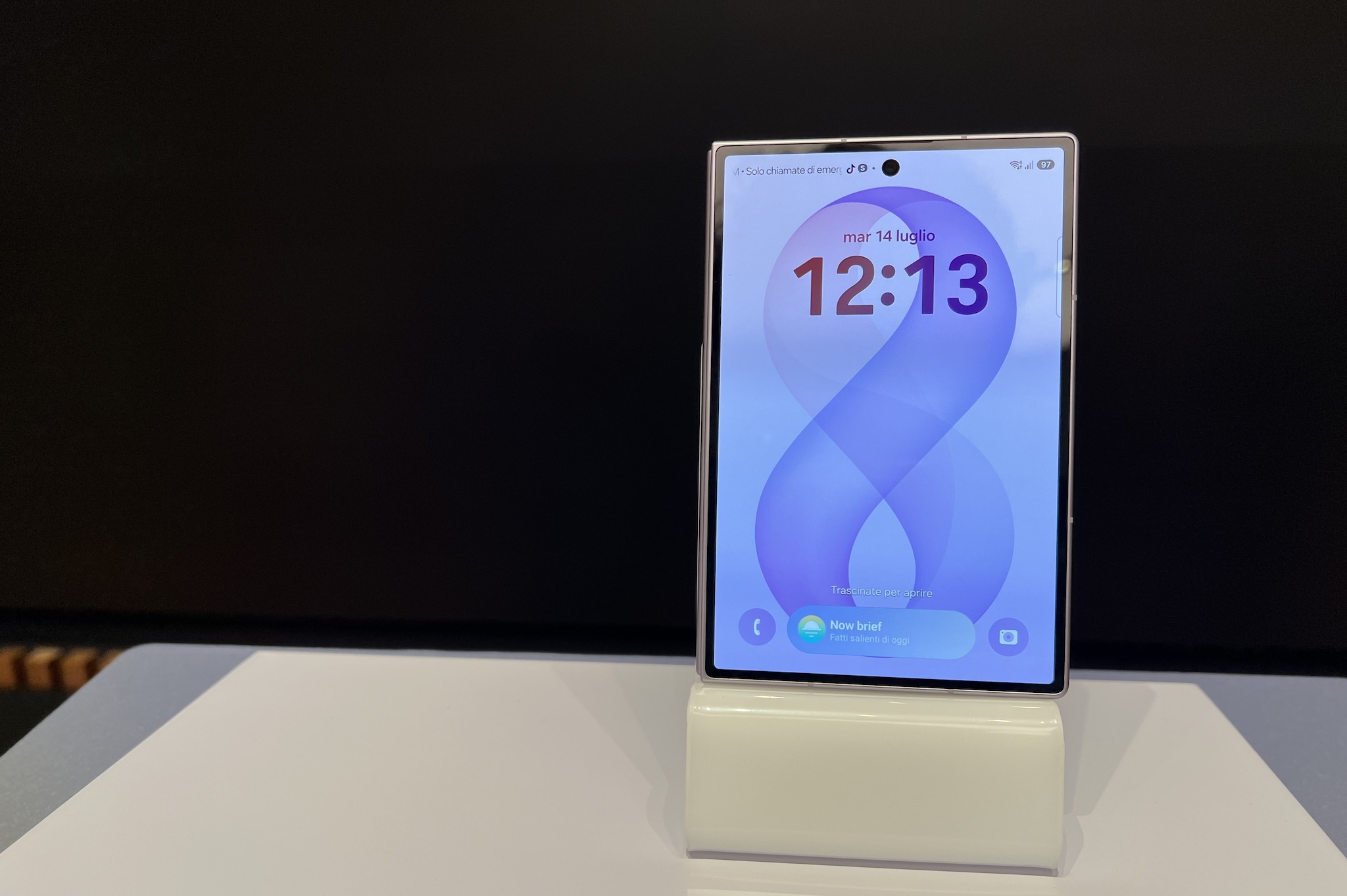 Lo smartphone con una forma mai vista prima, Samsung lancia il Fold8: è grande come un passaporto