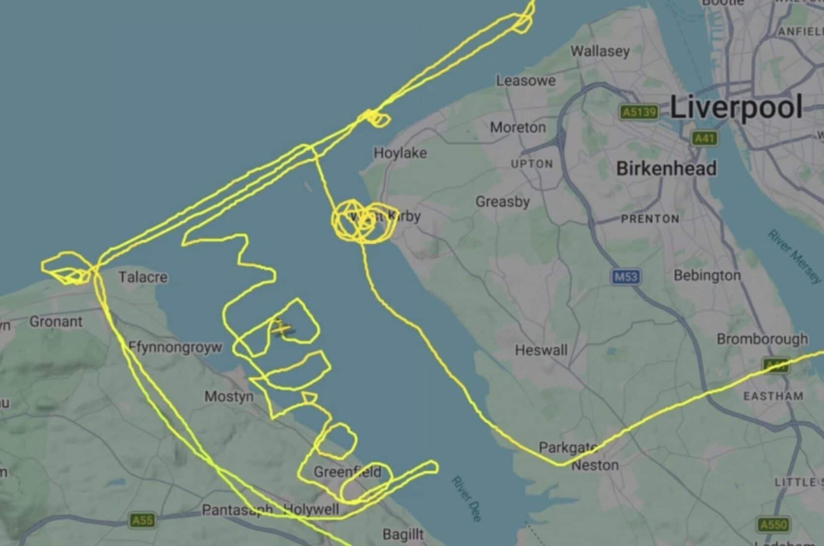 Scrive "Mi annoio" nel cielo con l'aereo: la rotta del pilota inglese immortalata da FlightRadar24