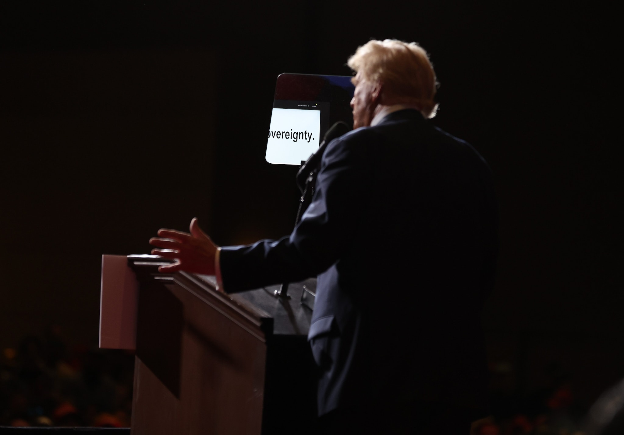 Il trucco del "gobbo" di Trump: leggeva i discorsi in anteprima e poi scommetteva su Kalshi