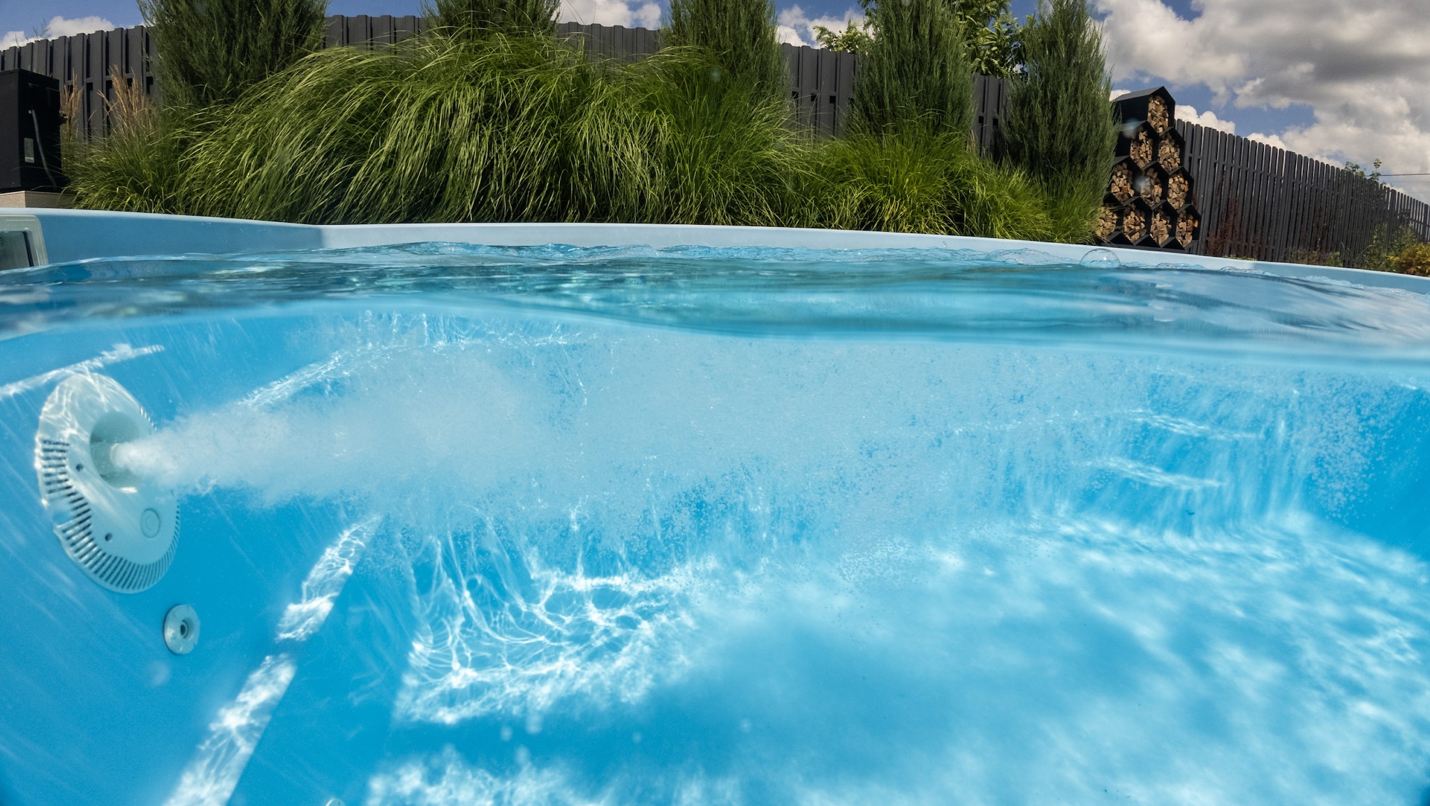 Come funziona il bocchettone della piscina e perché può risucchiare le persone