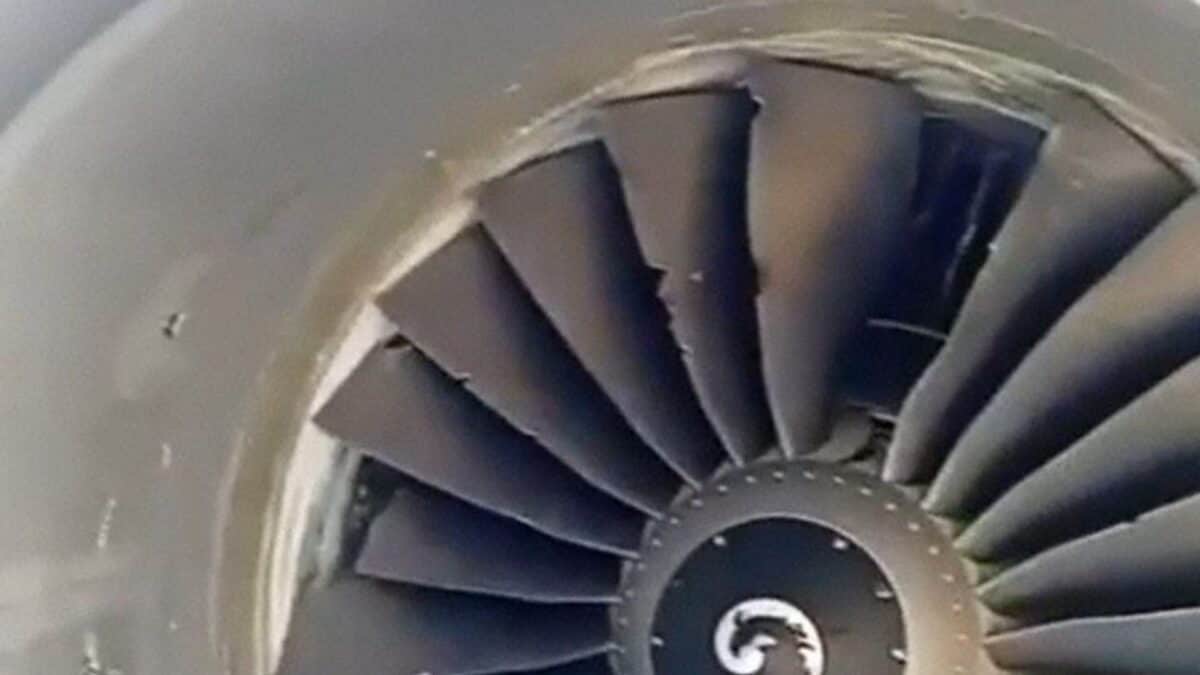 I danni al motore dell'aereo Ryanair coinvolto nell'incidente in cui è esploso un finestrino e un passeggero è stato quasi risucchiato fuori. Manca una paletta della ventola e un'altra è spezzata all'apice. Credit: screenshot video Reddit/Aviator777er/Breaking Aviation News & Videos