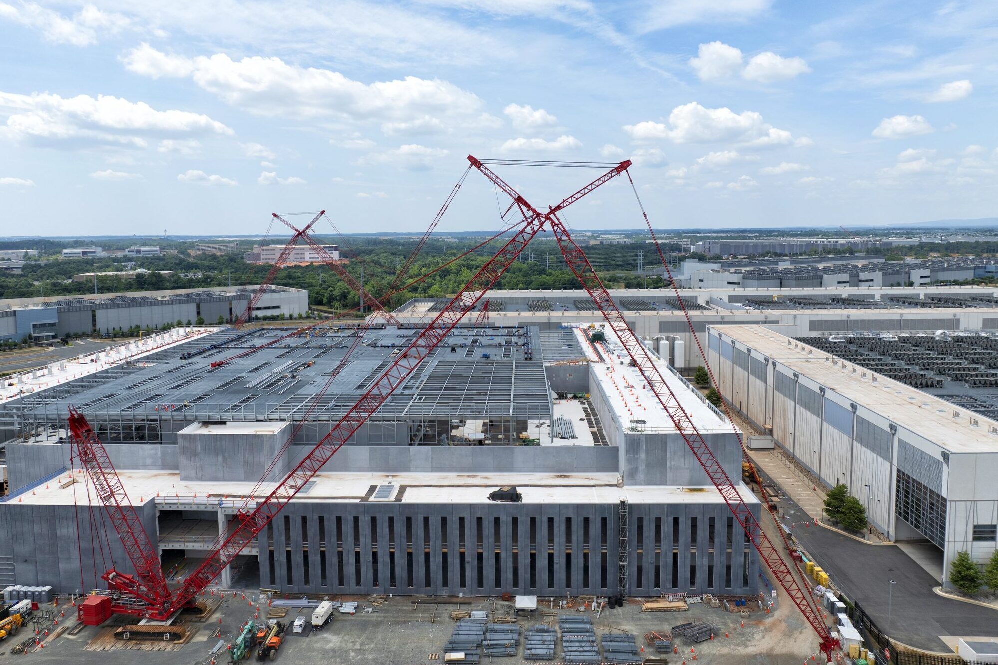 Bollette, posti di lavoro, acqua e black out: abbiamo parlato dei dubbi sui data center con chi li costruisce