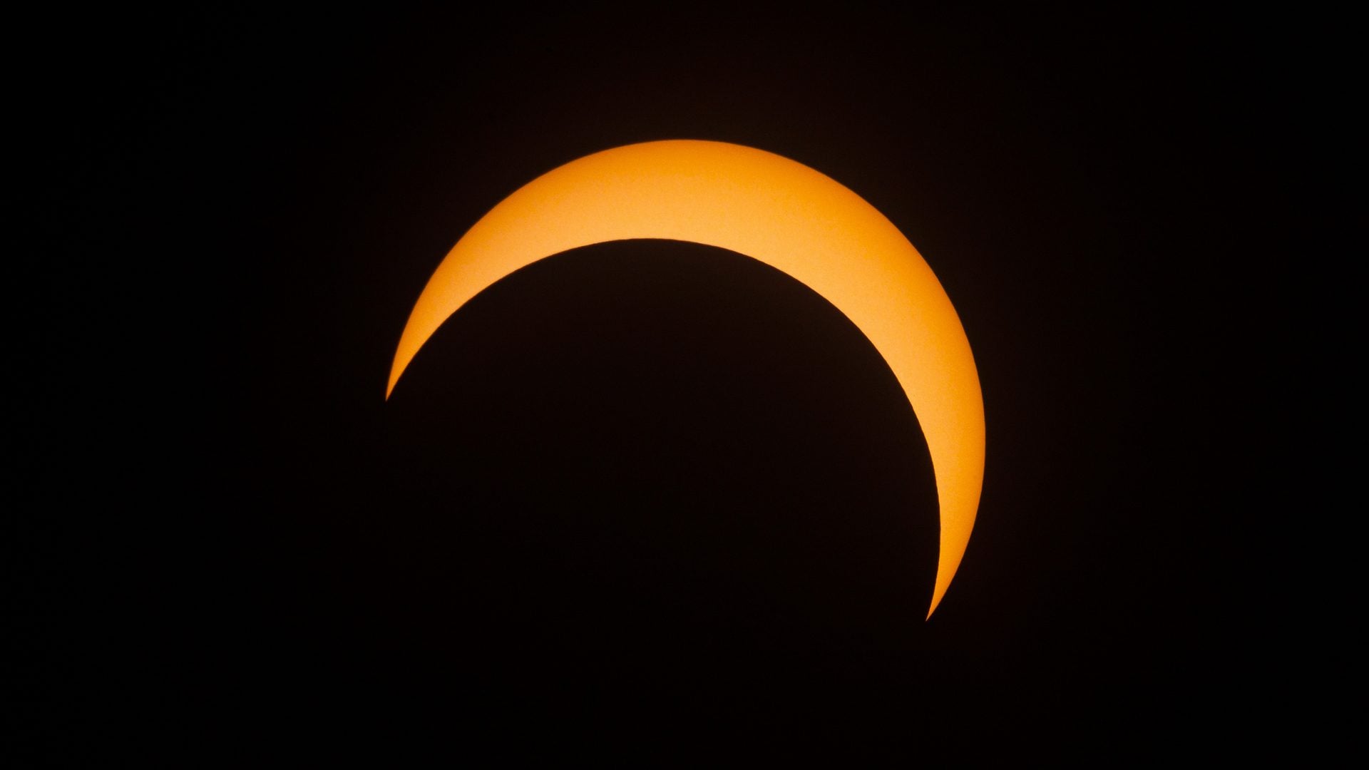 Eclissi di Sole in Italia il 12 agosto: quanto si oscurerà il cielo delle città da Nord a Sud