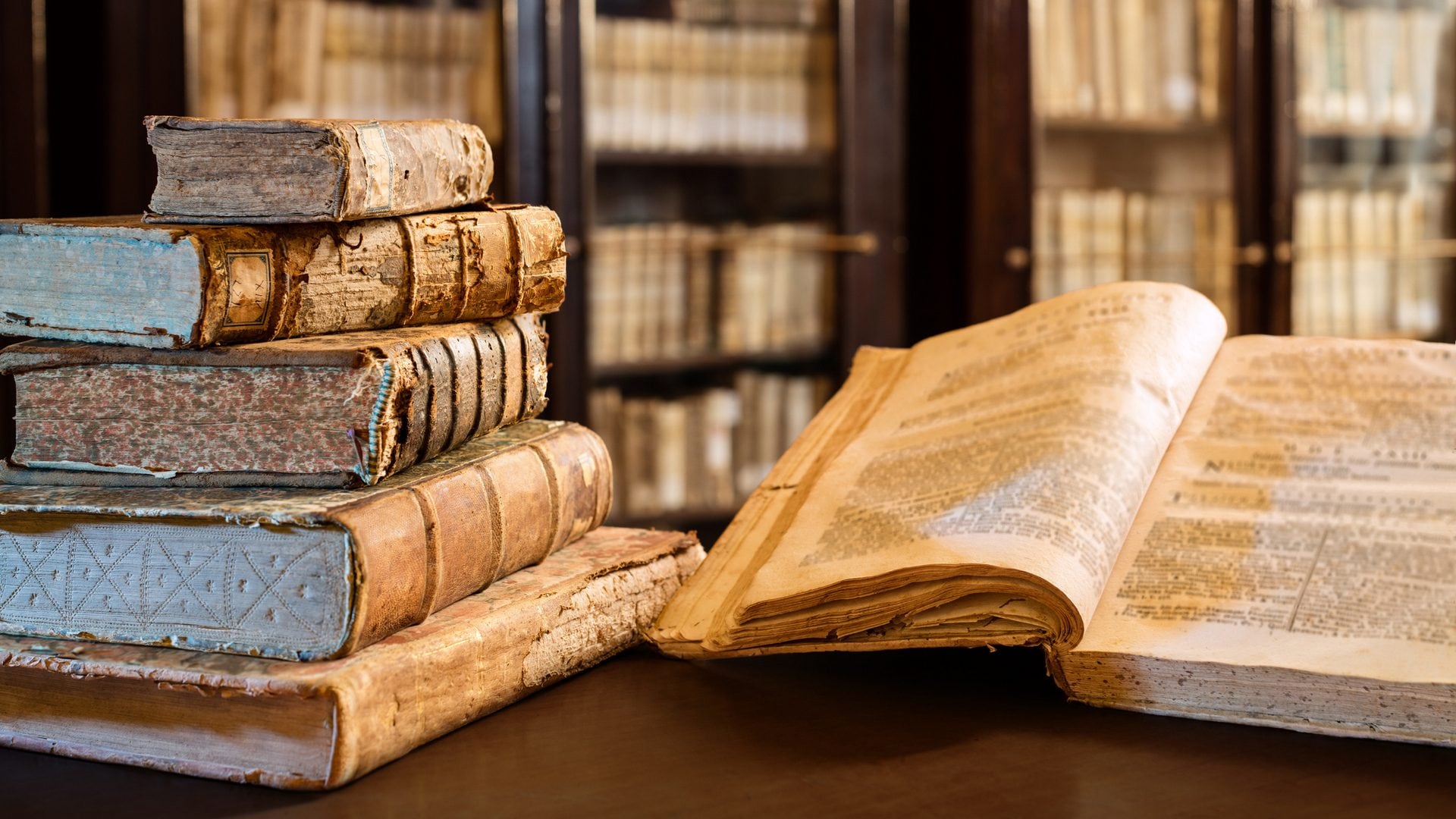 Perché le aziende di IA stanno acquistando e distruggendo i libri, anche rari e antichi: l'assist del Fair use negli USA