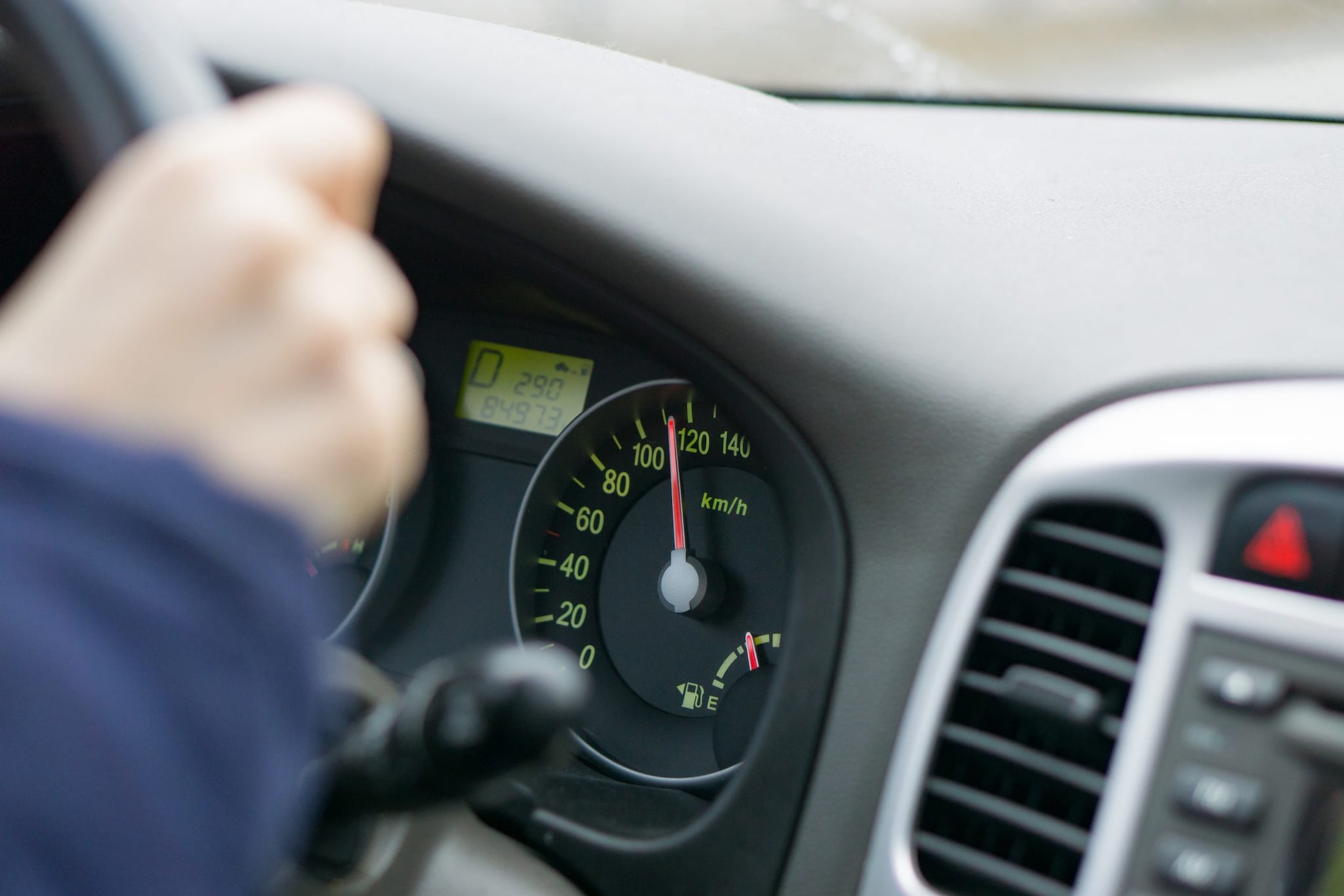Non superare i limiti di velocità fa risparmiare circa 70 litri di carburante all’anno: lo studio su Nature