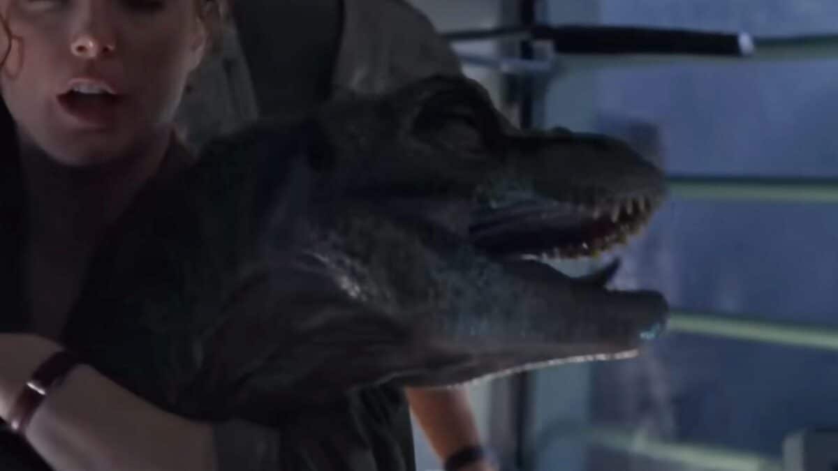 Una scena iconica di Jurassic Park: Il Mondo Perduto, la "riconsegna" del piccolo T. rex ai genitori adirati. Credit: Screenshot Youtube/Jurassic World