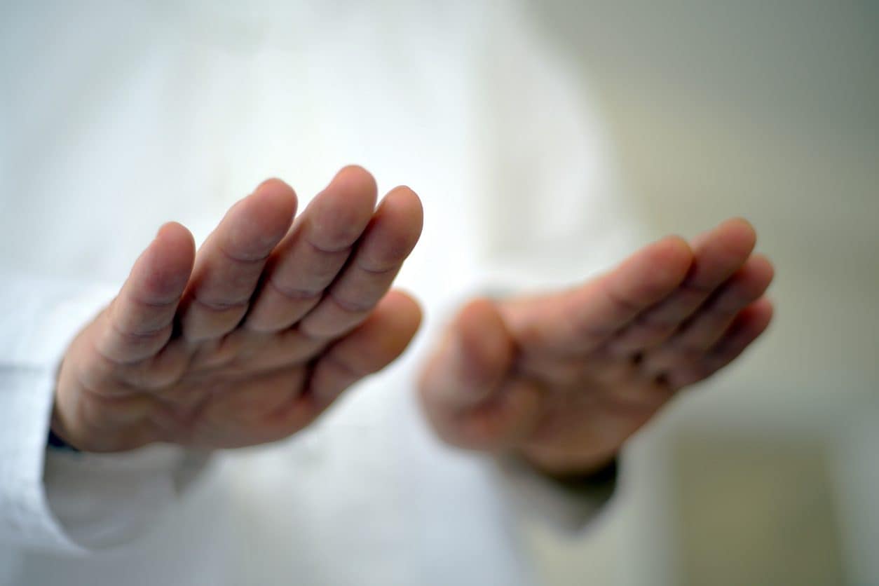 Reiki in ospedale, gli Esorcisti attaccano la pratica giapponese: perché parlano di “peccato di superstizione”