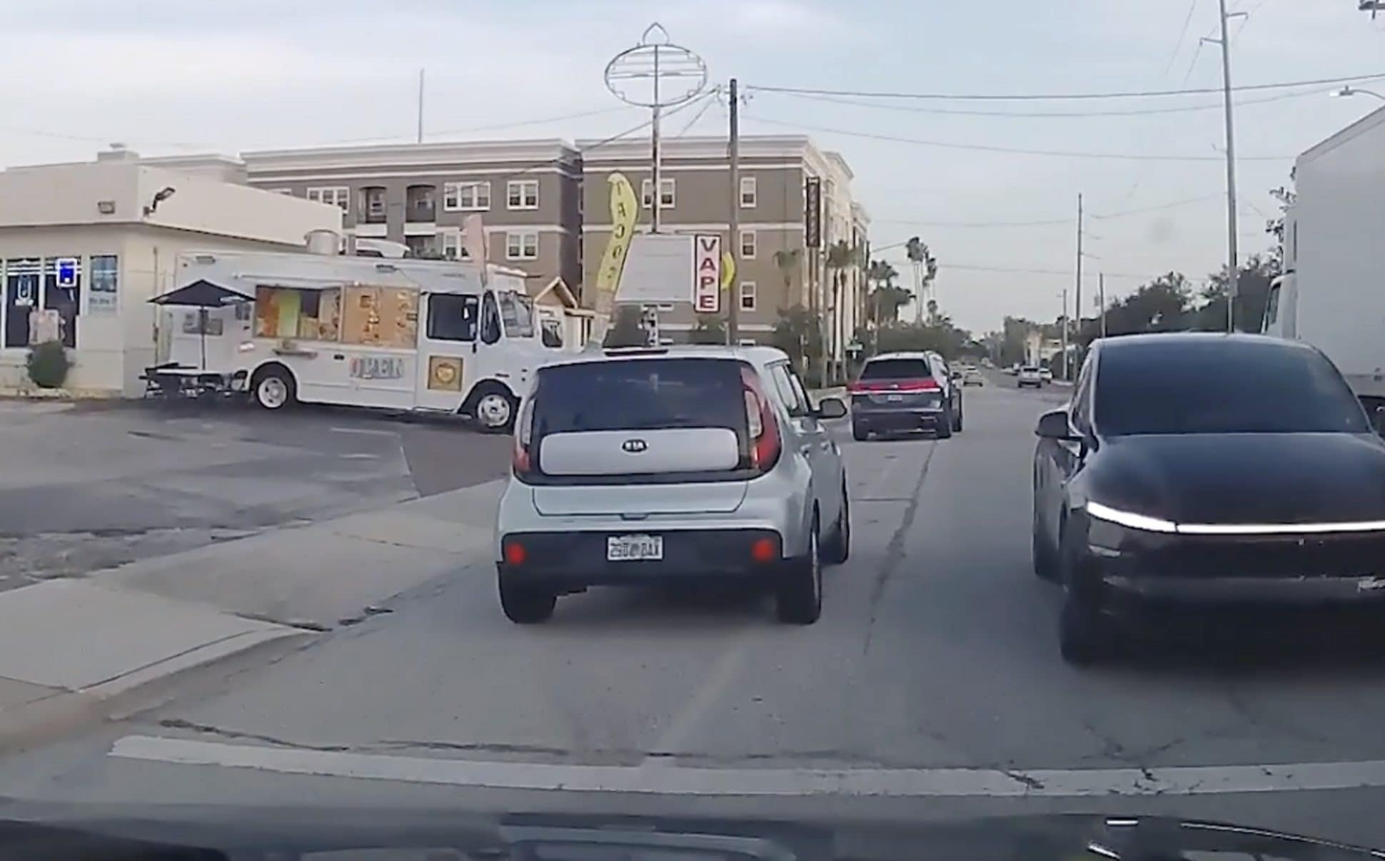 Lo strano caso della Tesla senza pilota ferma in contromano: i dubbi sul video
