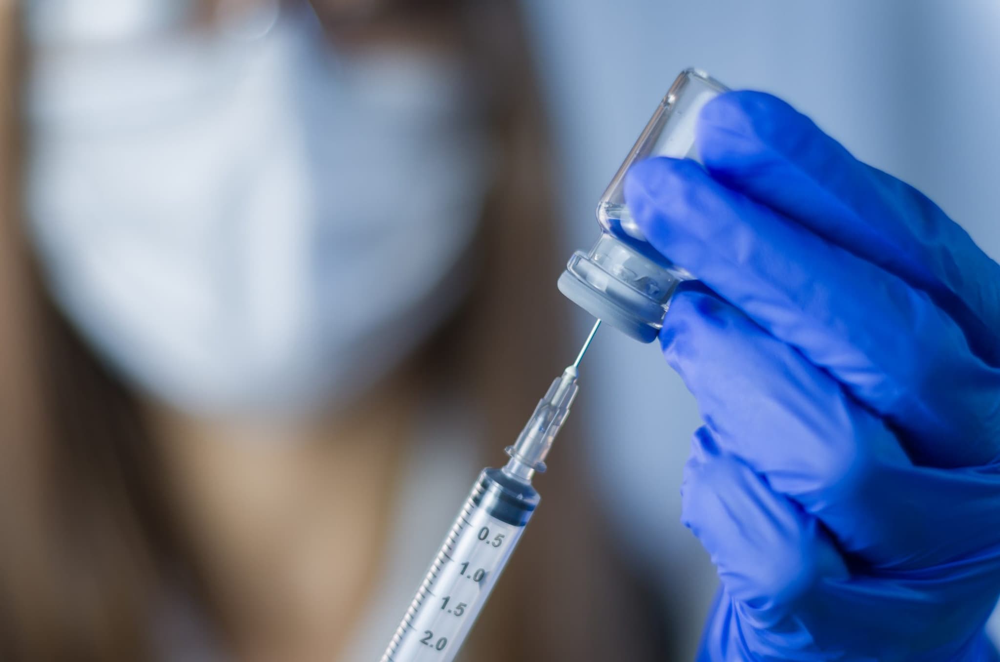 Chi usa l'IA per i consigli di salute crede più facilmente alle fake news sui vaccini: il sondaggio dalla KFF