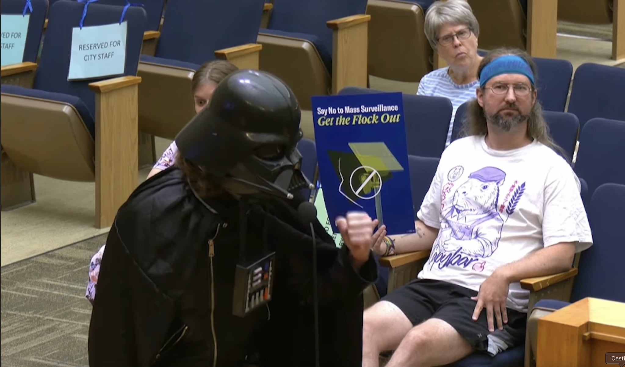 Si presenta in comune vestito da Darth Vader: “Sono contro la sorveglianza di massa”