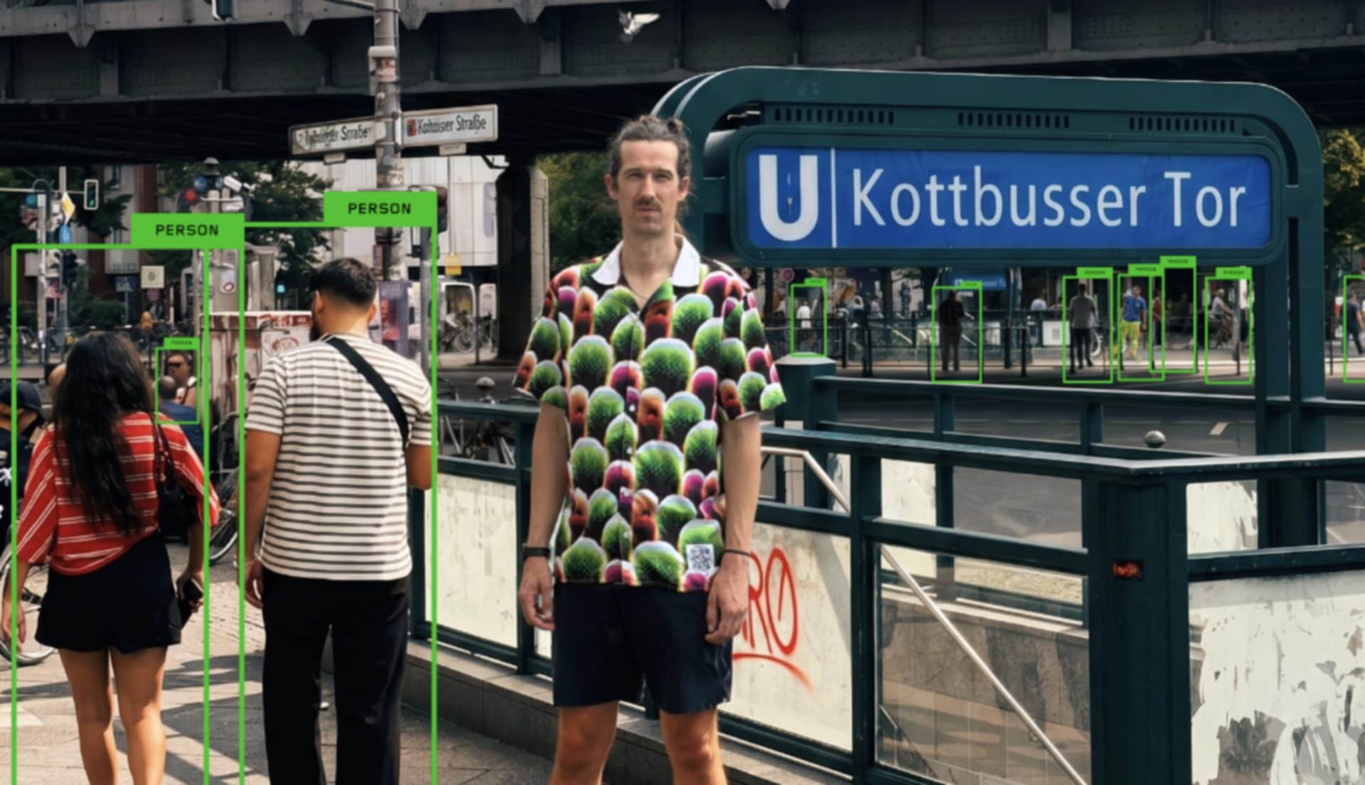 Combattere la sorveglianza di massa con una camicia hawaiiana: la sfida di Simon Weckert all'IA