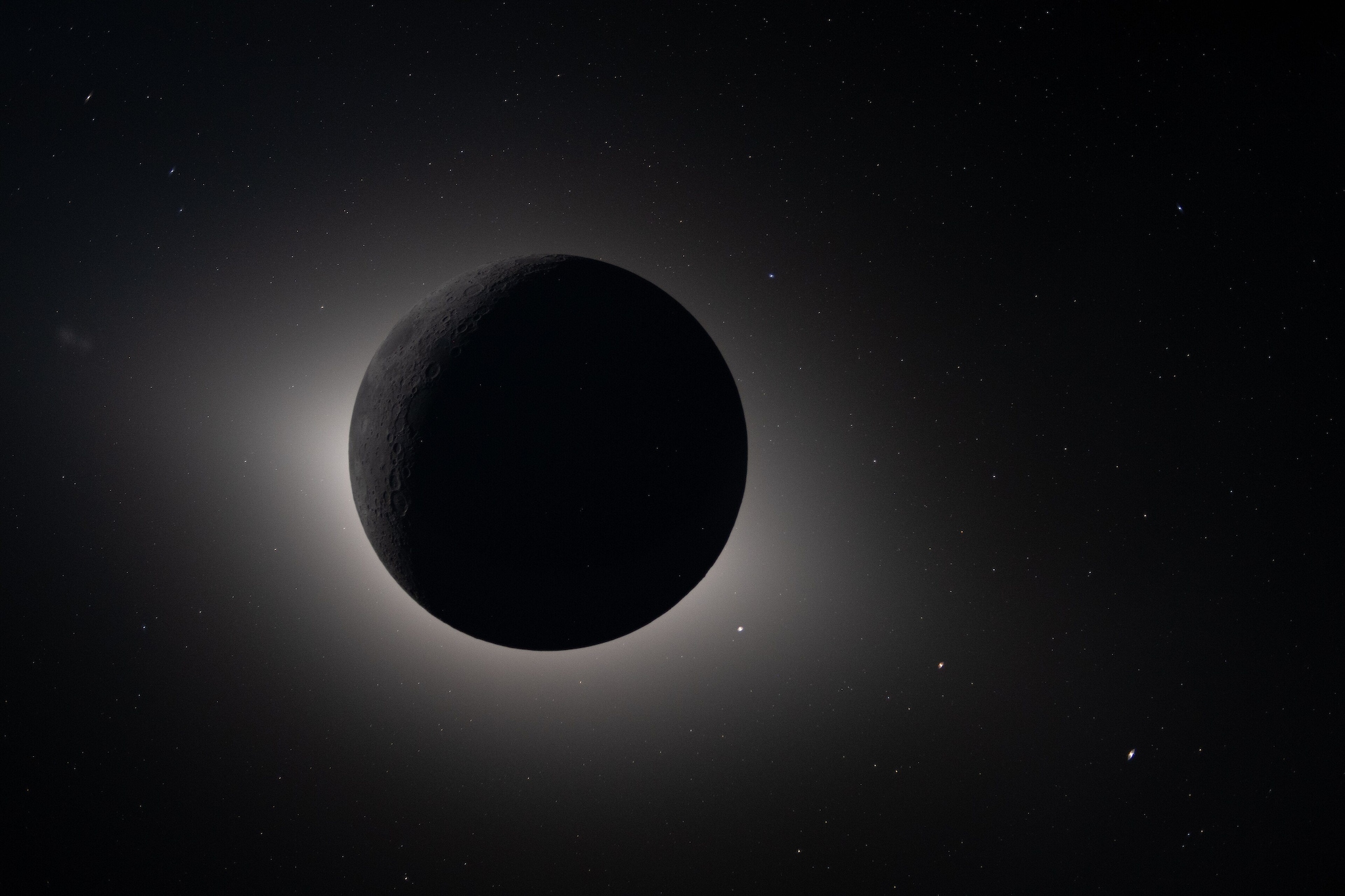 Come vedere l’eclissi di Sole senza gli occhiali: i consigli per non bruciare la camera del telefono